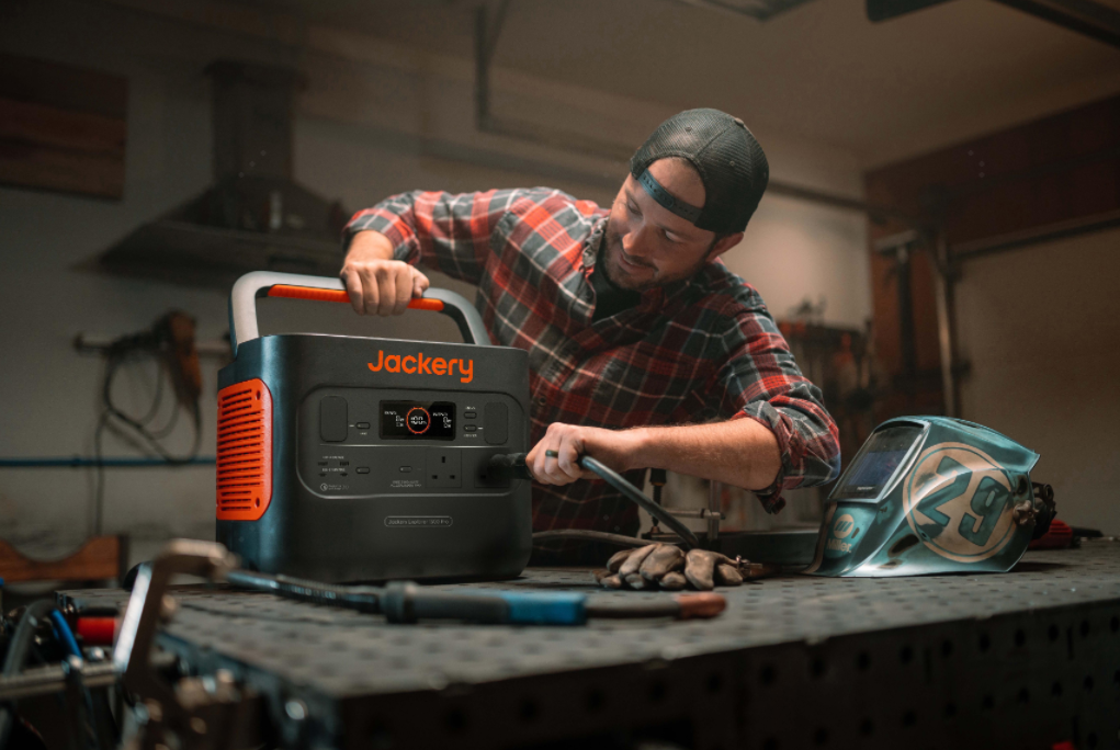 Comparing Jackery's Portable Power Stations to Traditional Home Battery Backup Systems